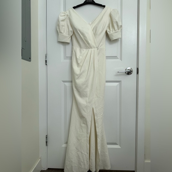 Elegant Ivory Maxi Dress with Puff Sleeves - Picture 3 of 7